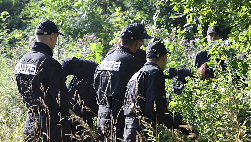 Rund 150 Einsatzkräfte durchsuchten am Freitagvormittag den Truderinger Wald bei Waldperlach.