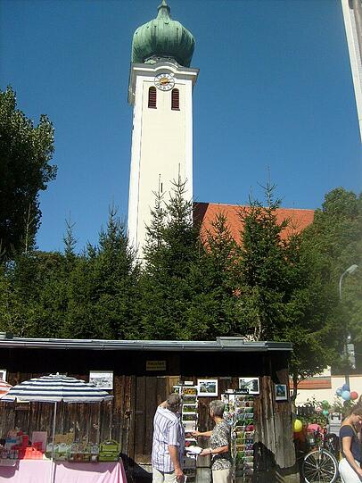 Beim Ramersdorfer Hofmarkt gleich gegenüber der Kirche gibt es viel zu sehen - und zu schmecken.