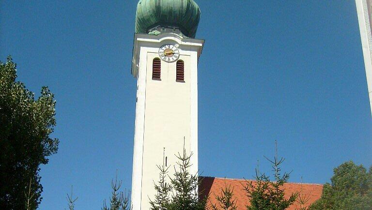 Beim Ramersdorfer Hofmarkt gleich gegenüber der Kirche gibt es viel zu sehen - und zu schmecken. Beim Ramersdorfer Hofmarkt gleich gegenüber der Kirche gibt es viel zu sehen - und zu schmecken.