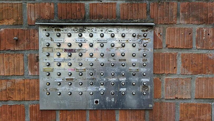 Viele Bewohner, viele Klingeln, kaum Klingelschilder. Viele Bewohner, viele Klingeln, kaum Klingelschilder.