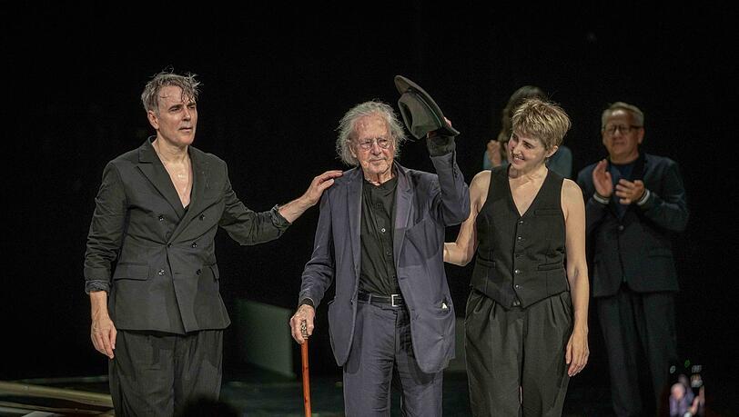 Jens Harzer und Marina Galic mit Peter Handke beim Schlussbeifall.