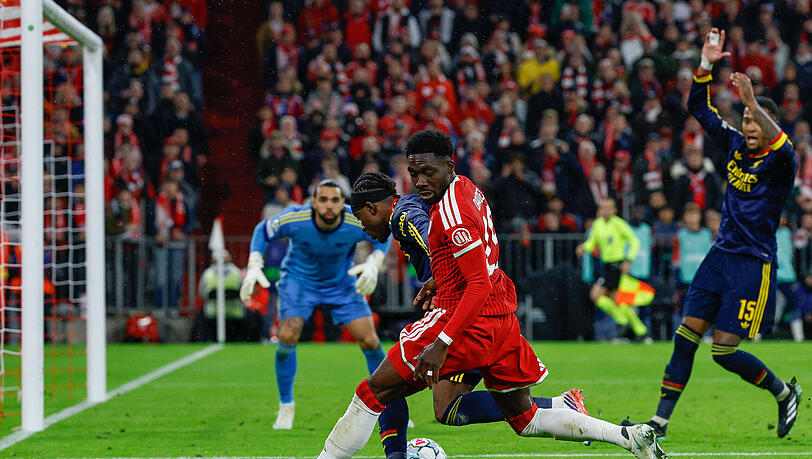 Ersetzte Luis D&iacute;az auf dem linken Fl&uuml;gel: Alphonso Davies.