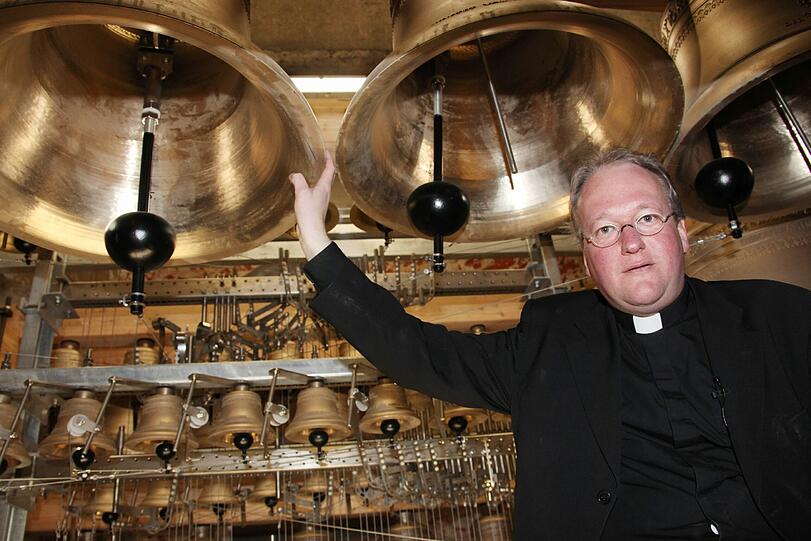 Markus Gottswinter, der Pfarrer von Mariahilf, zeigt die verschiedenen Bronze-Glocken des Carillons.