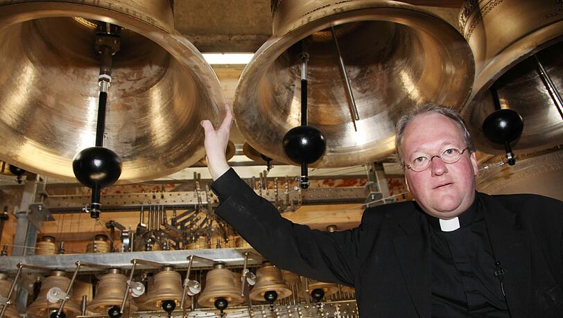 Markus Gottswinter, der Pfarrer von Mariahilf, zeigt die verschiedenen Bronze-Glocken des Carillons. Markus Gottswinter, der Pfarrer von Mariahilf, zeigt die verschiedenen Bronze-Glocken des Carillons.