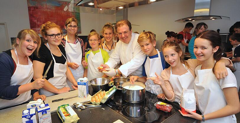 Starkoch Harald Schultes zeigt 30 Schülern wie man lecker kocht.