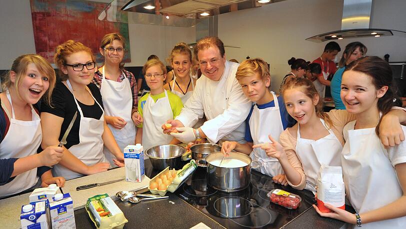 Starkoch Harald Schultes zeigt 30 Schülern wie man lecker kocht. Starkoch Harald Schultes zeigt 30 Schülern wie man lecker kocht.