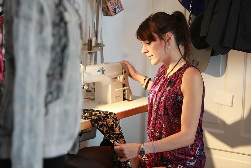 Die Industrie-Nähmaschine im Wohnzimmer ist der ganze Stolz der 23-Jährigen.