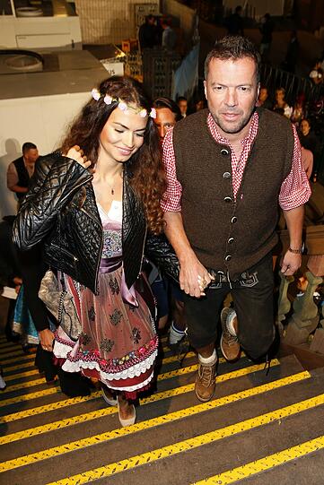 Lothar Matthäus mit seiner Verlobten Anastasia im Käferzelt.