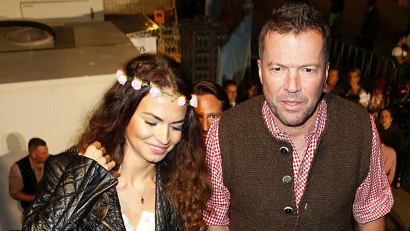 Lothar Matthäus mit seiner Verlobten Anastasia im Käferzelt.