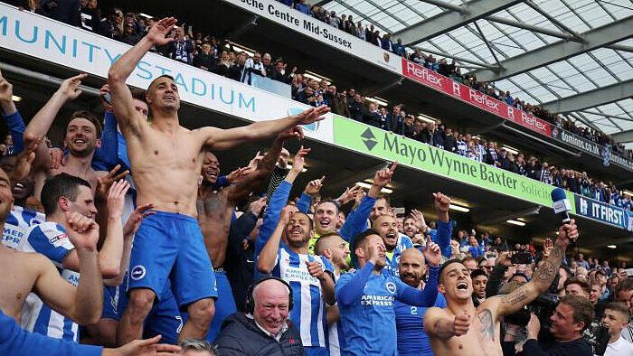 Die Spieler von Brighton feiern den vorzeitigen Aufstieg.