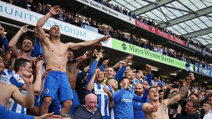 Die Spieler von Brighton feiern den vorzeitigen Aufstieg. Die Spieler von Brighton feiern den vorzeitigen Aufstieg.