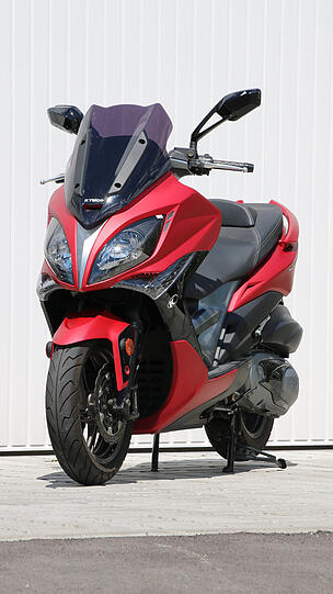 Cooles Rot, schnittige Frontpartie: der Kymco Xciting 400i.