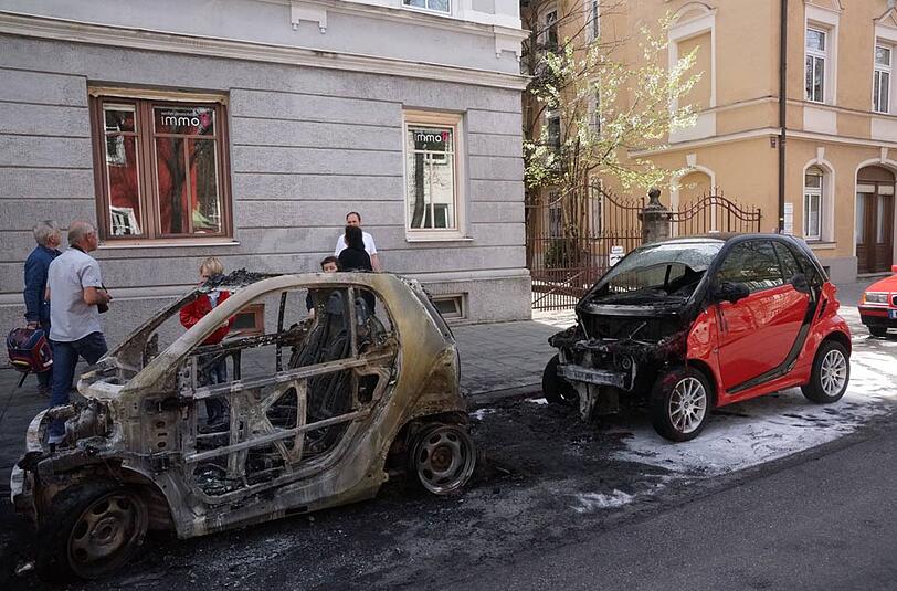 Was vom Feuer übrig blieb: In Neuhausen brannten drei Autos vollkommen aus.