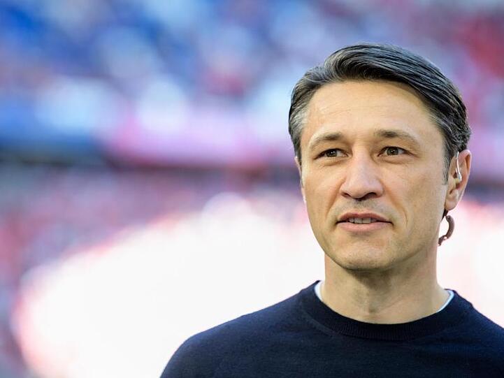 Trainer Niko Kovac vom FC Bayern München steht vor Spielbeginn am Spielfeldrand. Foto: Matthias Balk/Archivbild