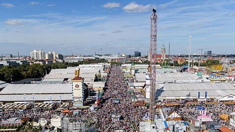 Oktoberfestbesucher drängen sich auf dem Festgelände.