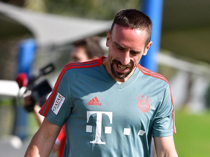 Franck Ribery läuft mit seinem Smartphone über den Trainingsplatz. Foto: Peter Kneffel