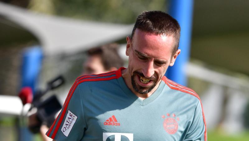 Franck Ribery läuft mit seinem Smartphone über den Trainingsplatz. Foto: Peter Kneffel Franck Ribery läuft mit seinem Smartphone über den Trainingsplatz. Foto: Peter Kneffel