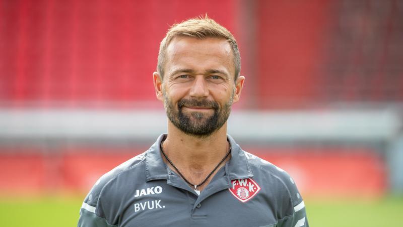 Würzburgs Trainer Michael Schiele blickt in die Kamera.