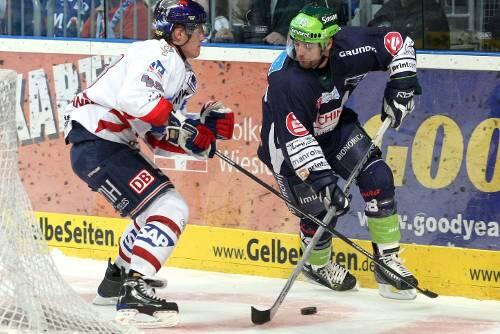 Sorgte mit seinem 2:1-Führungstreffer für die Wende: Nürnbergs Topscorer Brad Leeb (rechts).