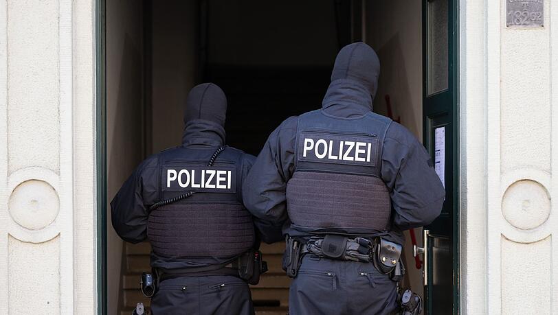 Das bayerische LKA führte mehrere Festnahmen durch. Die Verdächtigen sollen Schießübungen durchgeführt haben, die zur Vorbereitung eines möglichen Angriffes auf den Deutschen Bundestag gedient haben sollen. (Archivbild)