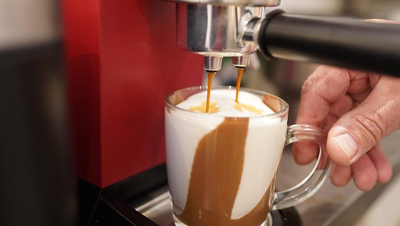 Das Jubiläums-Heißgetränk mit viel Schokolade und einem Espresso-Shot. Das Jubiläums-Heißgetränk mit viel Schokolade und einem Espresso-Shot.