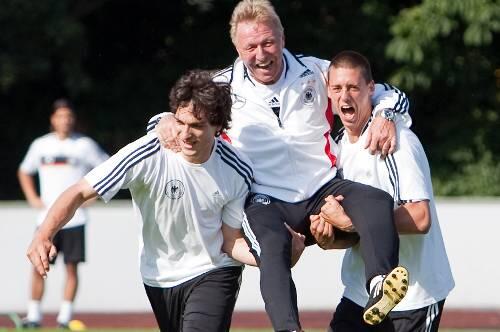 Viel Spaß in Schweden: Die U21-Nationalspieler Mats Hummels (li.) und Sandro Wagner tragen Horst Hrubesch im Training über das Feld.