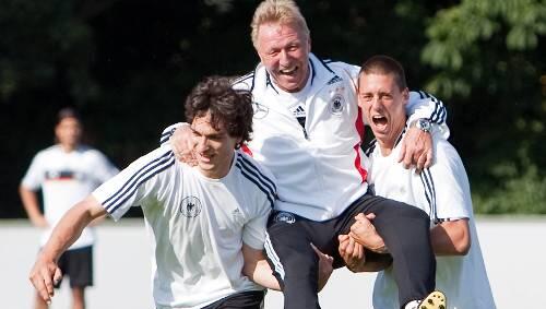 Viel Spaß in Schweden: Die U21-Nationalspieler Mats Hummels (li.) und Sandro Wagner tragen Horst Hrubesch im Training über das Feld. Viel Spaß in Schweden: Die U21-Nationalspieler Mats Hummels (li.) und Sandro Wagner tragen Horst Hrubesch im Training über das Feld.