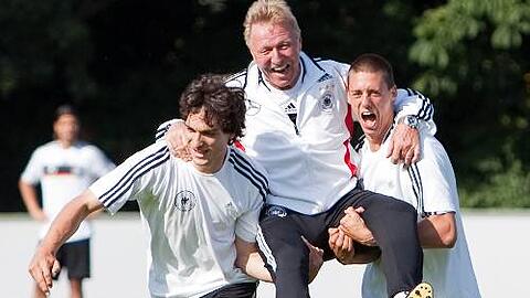 Viel Spaß in Schweden: Die U21-Nationalspieler Mats Hummels (li.) und Sandro Wagner tragen Horst Hrubesch im Training über das Feld.