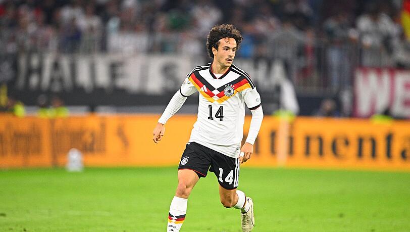 Ein Eintrag ins DFB-Geschichtsbuch: Mika Baur ist der 1000. Nationalspieler.