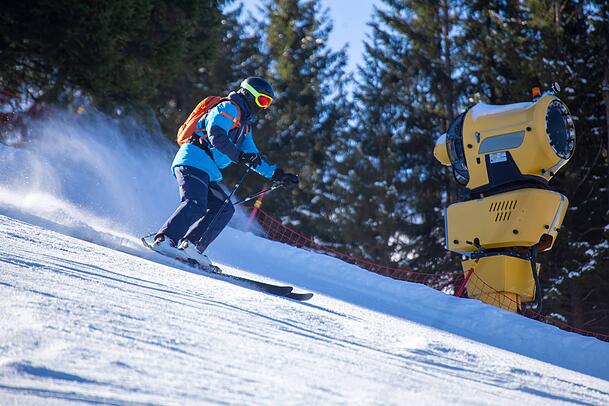 Und ab geht's: ein Skifahrer am Oberjoch im Allg&auml;u.