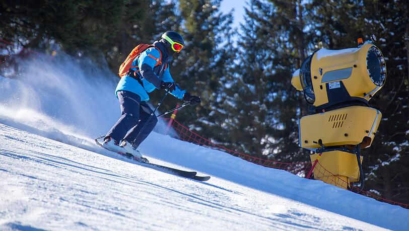 Und ab geht's: ein Skifahrer am Oberjoch im Allgäu. Und ab geht's: ein Skifahrer am Oberjoch im Allgäu.