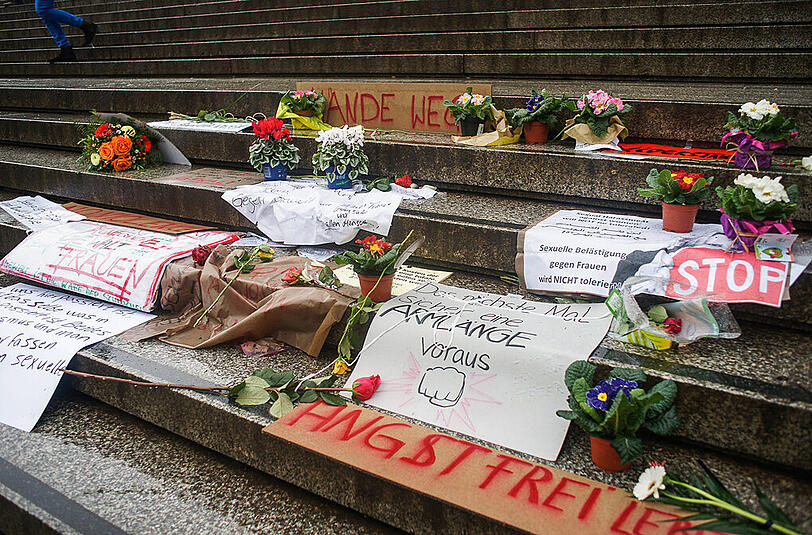 Protest gegen die Übergriffe in der Silvesternacht: Blumen und Plakate auf der Domtreppe vor dem Kölner Hauptbahnhof.