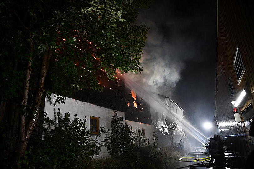 Die Polizei schätzt den entstandenen Sachschaden auf rund 650.000 Euro. Hier die Bilder vom Feuerwehreinsatz in Chieming.