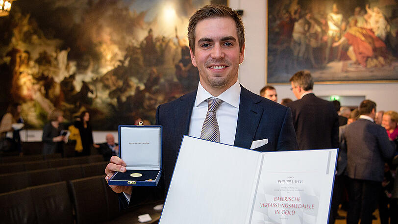 Ex-Bayern-Kapitän Philipp Lahm mit der Bayerischen Verfassungsmedaille in Gold.