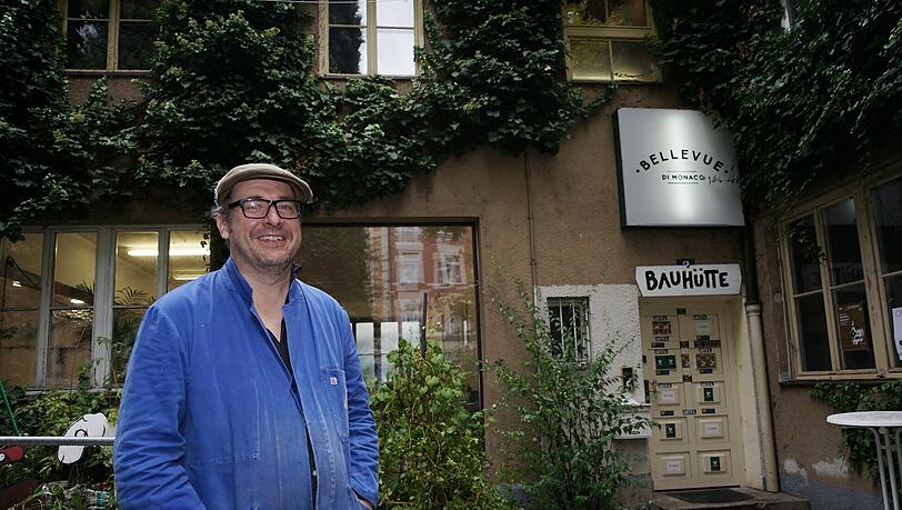 Matthias Weinzierl, Aktivist bei "Offen!", setzt sich für mehr Bargeld für Geflüchtete ein. Er kritisiert, dass die Bezahlkarte sie unter Generalverdacht stelle.