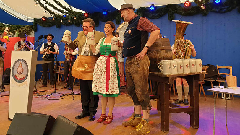 Helmut Schleich als Franz Josef Strauß (l.) im Herzkasperlzelt.