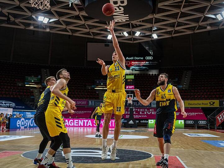 Lorenz Brenneke (M) von Alba Berlin geht mit dem Ball zum Korb.
