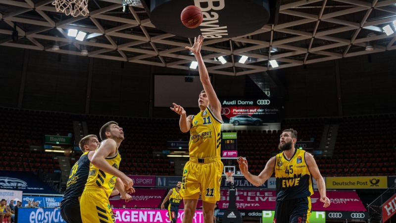 Lorenz Brenneke (M) von Alba Berlin geht mit dem Ball zum Korb. Lorenz Brenneke (M) von Alba Berlin geht mit dem Ball zum Korb.