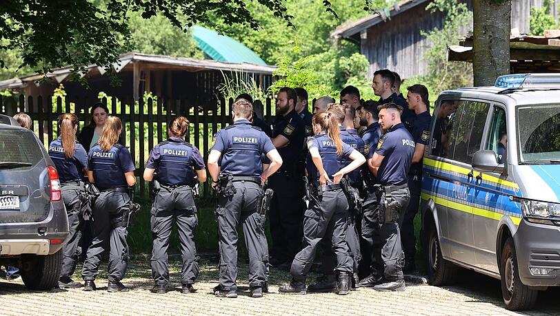 Einsatzbesprechung: Eine Beamtin der Mordkommission instruiert die jungen Polizisten, wen sie befragen sollen. Die Kripo erhofft sich noch Hinweise aus der Bevölkerung: Hat jemand das Pärchen eine Woche zuvor gesehen? Ist jemand Zeuge eines Streits geworden?