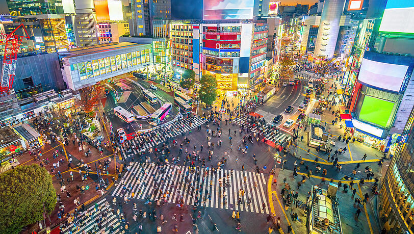 Die Shibuya-Kreuzung in Tokio. Die schrägen Zebrastreifen queren alle zwei Minuten bis zu 2500 Menschen gleichzeitig. Im Bahnhofsviertel soll diese Querung im kleinen Stil erprobt werden.