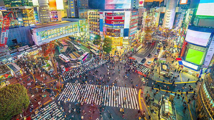 Die Shibuya-Kreuzung in Tokio. Die schrägen Zebrastreifen queren alle zwei Minuten bis zu 2500 Menschen gleichzeitig. Im Bahnhofsviertel soll diese Querung im kleinen Stil erprobt werden.