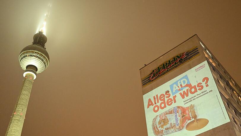 Die umstrittene Gro&szlig;projektion am Berliner Alexanderplatz.