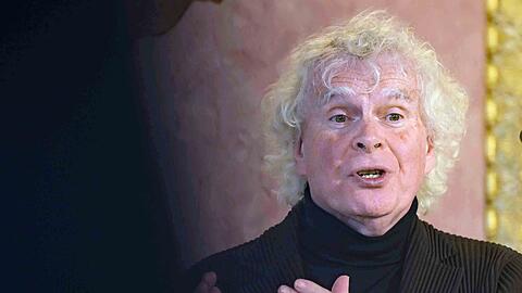 Dirigent Sir Simon Rattle gratuliert mit einem gro&szlig;en Konzertabend. (Archivbild)
