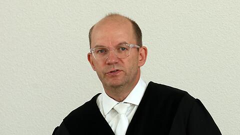 Der Vorsitzende Richter Holger Sch&uuml;tt befragt die Angeklagte stundenlang (Archivbild)