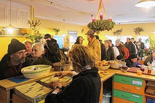 Sie stehen Schlange für ein warme Mahlzeit: Rund 150 Essen werden sonntags in der Nürnberger Wärmestube ausgegeben.