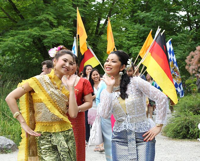 Bayerische Fahnen und buddhistische Mönche: Das Khao Pansa-Fest brachte asiatisches Flair in den Westpark.