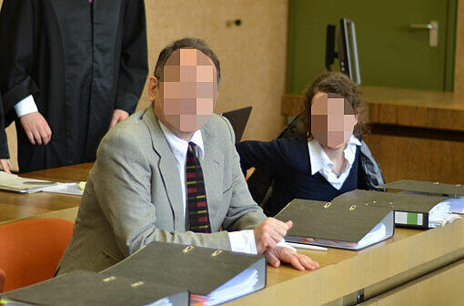Walter L. (55, Name geändert) und seine Stieftochter Christina L. (33) vor Gericht. Hinter ihnen die Anwälte von Christina L., Berna Behmoaram und Maximilian Pauls.