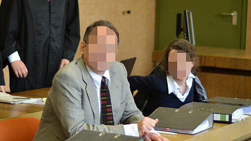 Walter L. (55, Name geändert) und seine Stieftochter Christina L. (33) vor Gericht. Hinter ihnen die Anwälte von Christina L., Berna Behmoaram und Maximilian Pauls. Walter L. (55, Name geändert) und seine Stieftochter Christina L. (33) vor Gericht. Hinter ihnen die Anwälte von Christina L., Berna Behmoaram und Maximilian Pauls.