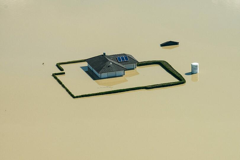 Ein unglaubliches Bild aus Deggendorf: Nach dem Dammbruch steht dieses Haus komplett im Wasser.