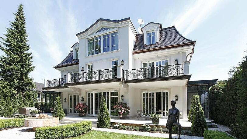 Das aktuell teuerste Angebot der Makler Duken & von Wangenheim: Eine Villa im Herzogpark für 15,85 Millionen Euro. Das aktuell teuerste Angebot der Makler Duken & von Wangenheim: Eine Villa im Herzogpark für 15,85 Millionen Euro.